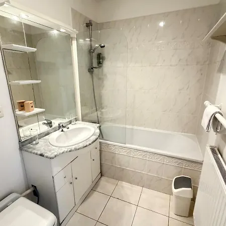 Au Chateau Apartment *